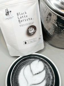 Black Latte barista Main Noire charbon vegetal thé houjicha