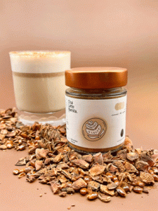 Chai latte barista Main Noire épices indiennes